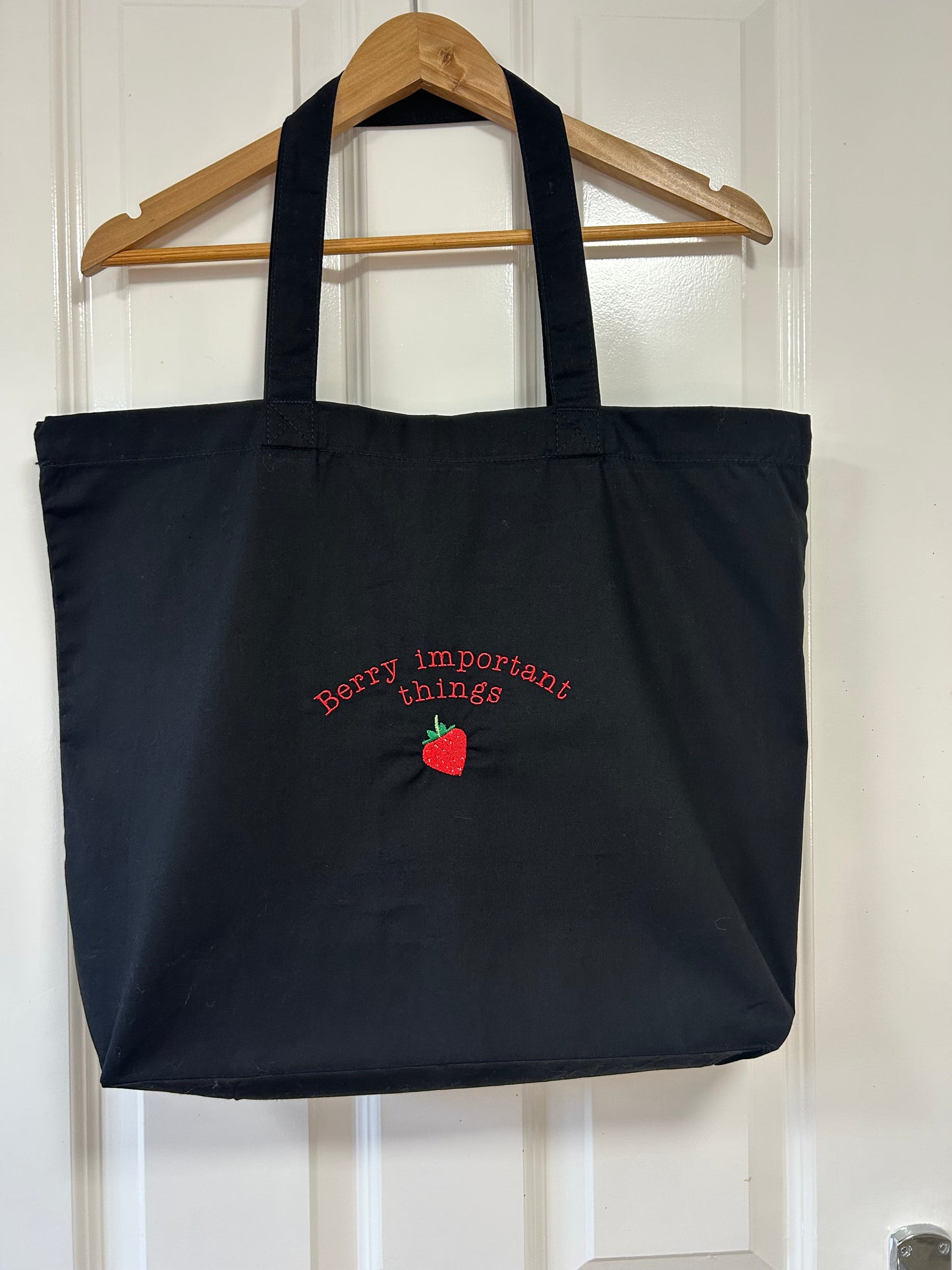 ‘Berry important things’ XL tote bag