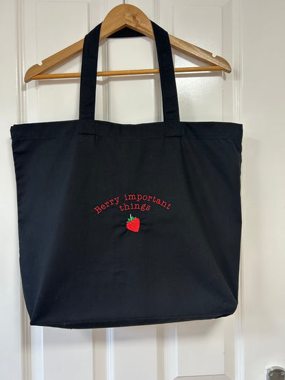 ‘Berry important things’ XL tote bag